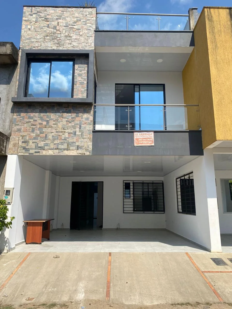 Fachada principal de Casa moderna de 3 pisos